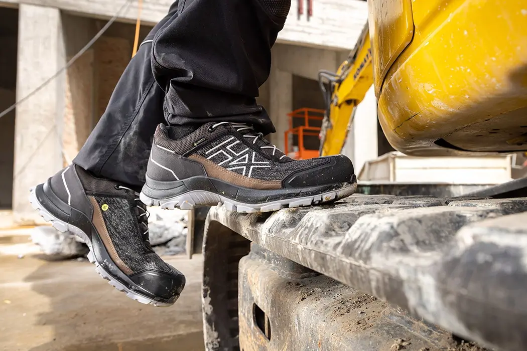 HAIX Black Eagle Safety 400 C GTX schwarz-braun S7S Sicherheitsschuh auf Baustelle am Bagger